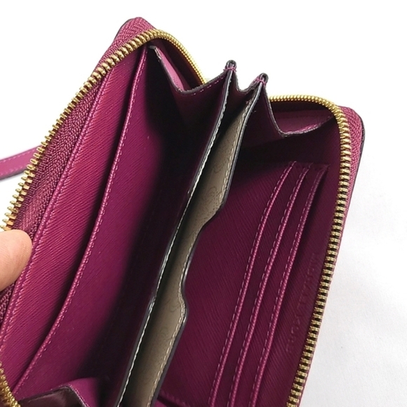 Michael Kors Women's Jet Set Fuchsia Gold Zip Around Leather Wristlet  Wallet - Picture 4 of 11